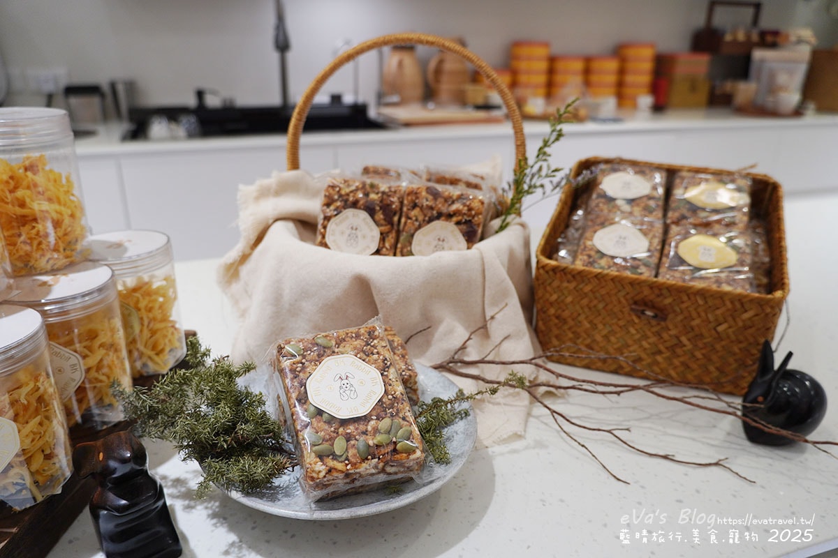 吧台展示米香甜點與伴手禮商品