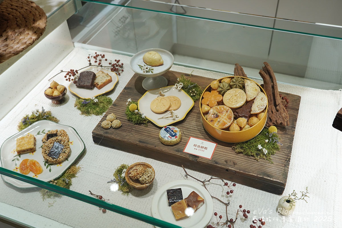 櫃台玻璃櫥窗內手工餅乾模擬樣品陳列