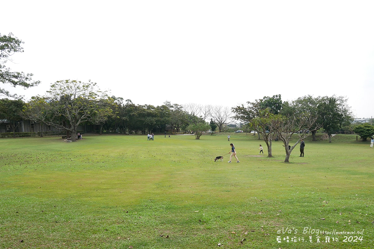 【台東景點】卑南遺址公園是台灣第一座考古遺址公園,展示史前石柱與考古遺跡是環太平洋及東南亞地區規模最大的石板棺墓葬群遺址讓人感到震撼具歷史價值。台東親子旅遊 - 第72張圖