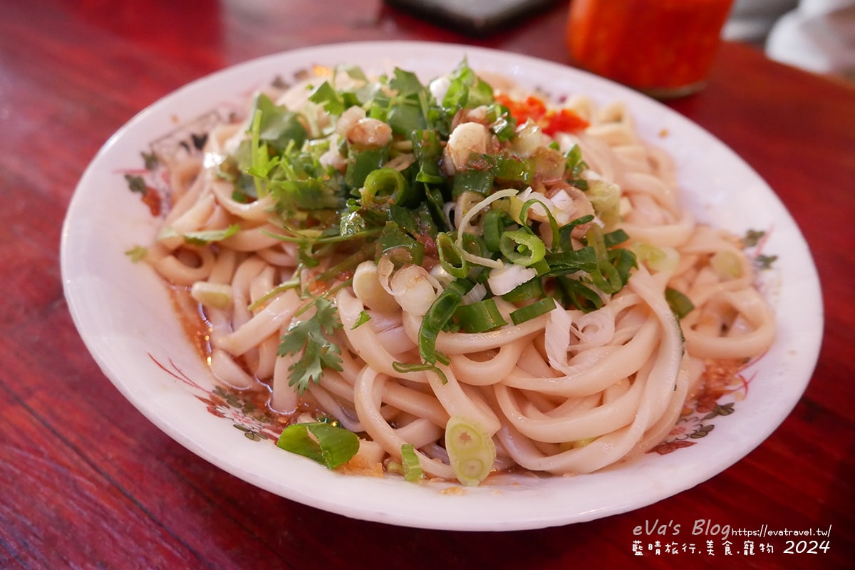 【台東牛肉麵推薦】老爹廚房寵物友善餐廳|清燉牛腩麵+姥姥牛肉拌麵,白天是麵店、晚上變Lounge Bar!。台東小吃 - 第12張圖