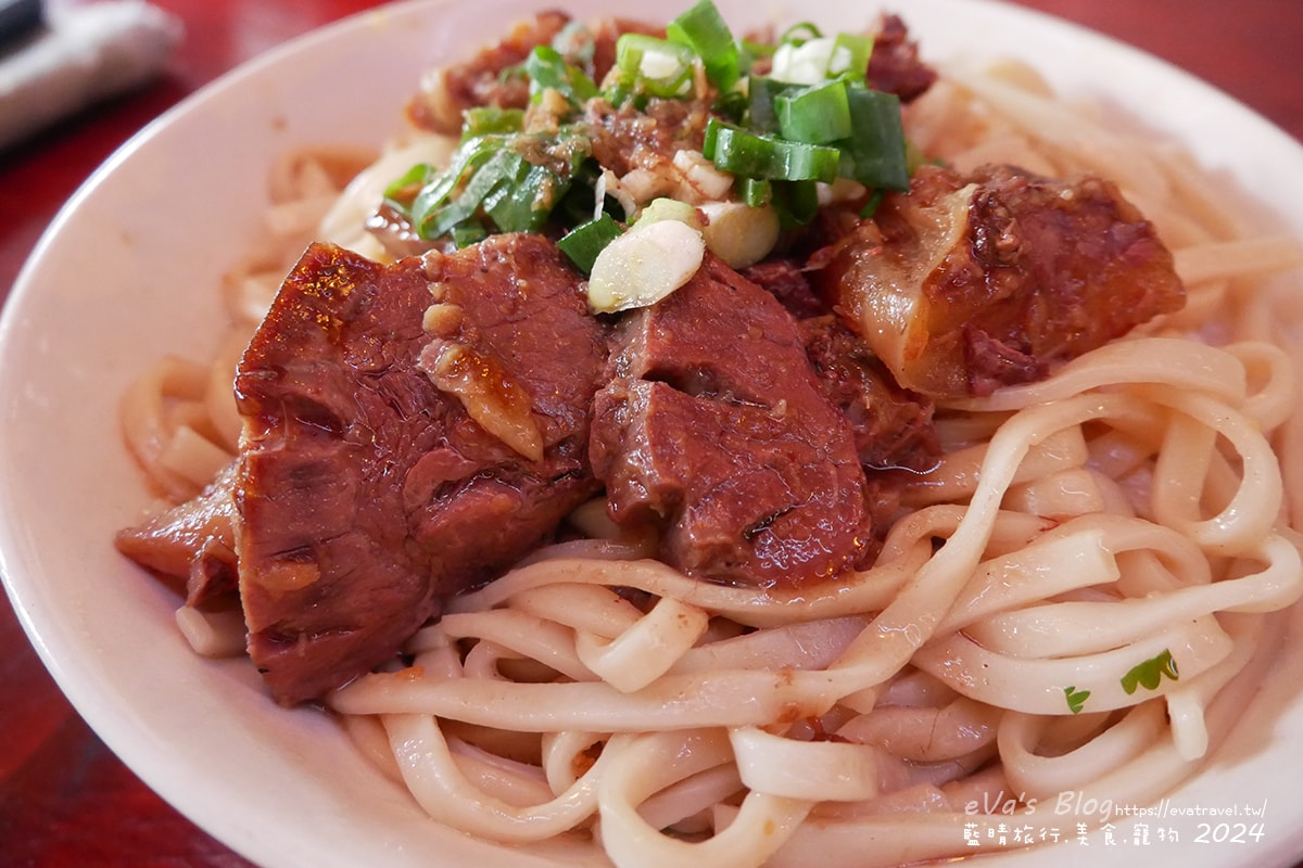 【台東牛肉麵推薦】老爹廚房寵物友善餐廳|清燉牛腩麵+姥姥牛肉拌麵,白天是麵店、晚上變Lounge Bar!。台東小吃 - 第15張圖