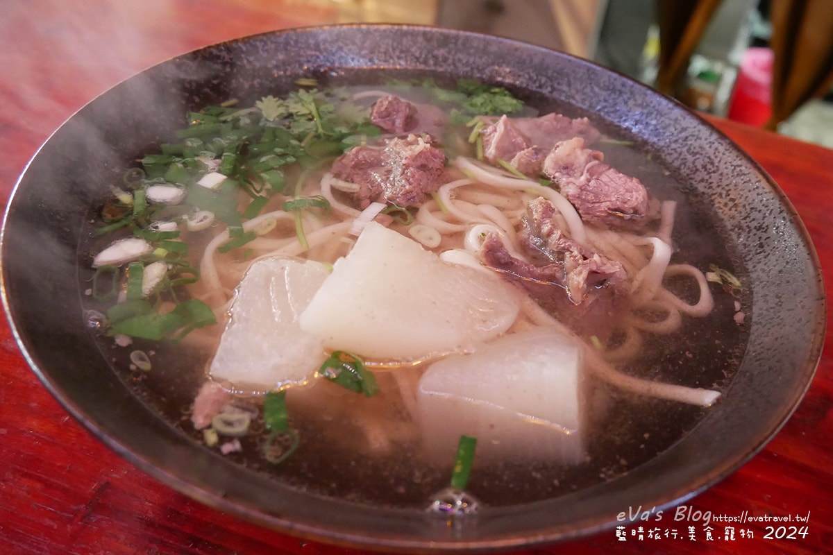 【台東牛肉麵推薦】老爹廚房寵物友善餐廳|清燉牛腩麵+姥姥牛肉拌麵,白天是麵店、晚上變Lounge Bar!。台東小吃 - 第16張圖