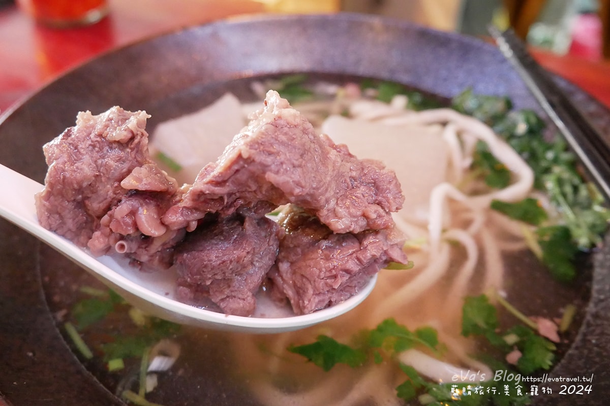 【台東牛肉麵推薦】老爹廚房寵物友善餐廳|清燉牛腩麵+姥姥牛肉拌麵,白天是麵店、晚上變Lounge Bar!。台東小吃 - 第18張圖