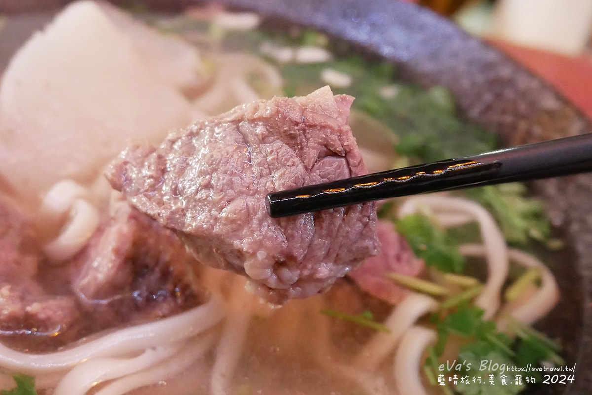 【台東牛肉麵推薦】老爹廚房寵物友善餐廳|清燉牛腩麵+姥姥牛肉拌麵,白天是麵店、晚上變Lounge Bar!。台東小吃 - 第19張圖