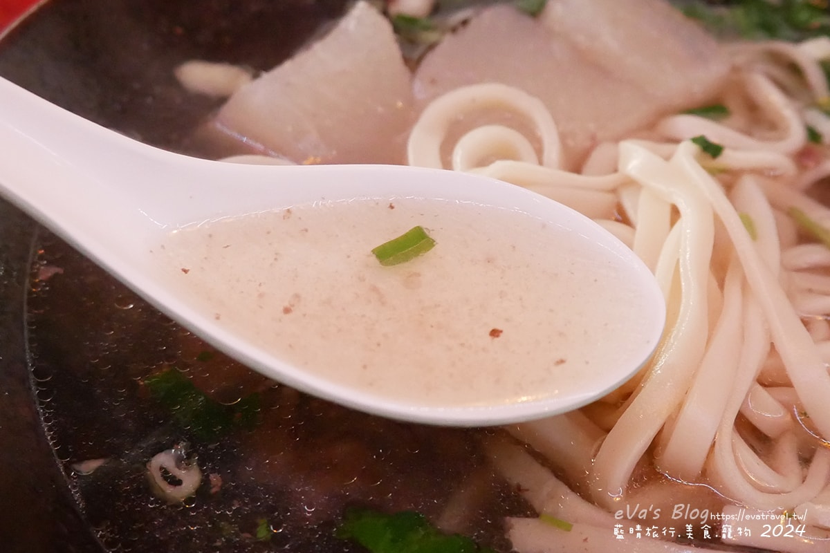 【台東牛肉麵推薦】老爹廚房寵物友善餐廳|清燉牛腩麵+姥姥牛肉拌麵,白天是麵店、晚上變Lounge Bar!。台東小吃 - 第21張圖