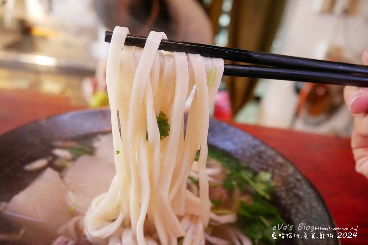 【台東牛肉麵推薦】老爹廚房寵物友善餐廳|清燉牛腩麵+姥姥牛肉拌麵,白天是麵店、晚上變Lounge Bar!。台東小吃 - 第22張圖