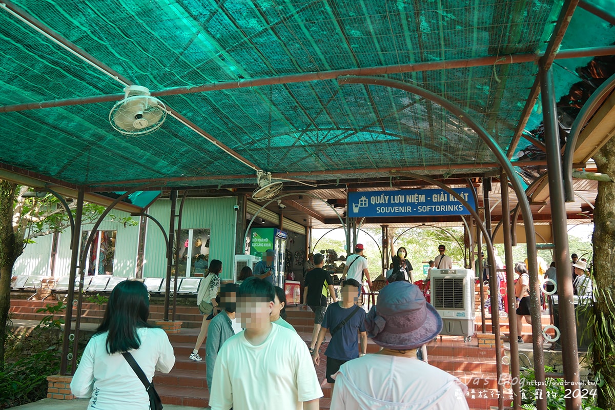 越南美山聖地電瓶車抵達終點站，開始古蹟群步行遊覽