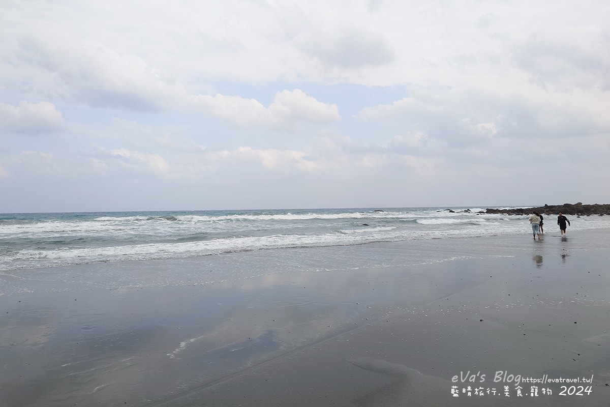 【台東景點】都歷部落傳統海域—Pacefongan(巴茲風岸)都歷沙灘|阿美族天空之鏡秘境,黑沙灘絕美倒影|寵物友善海灘推薦。台東天空之鏡 - 第13張圖