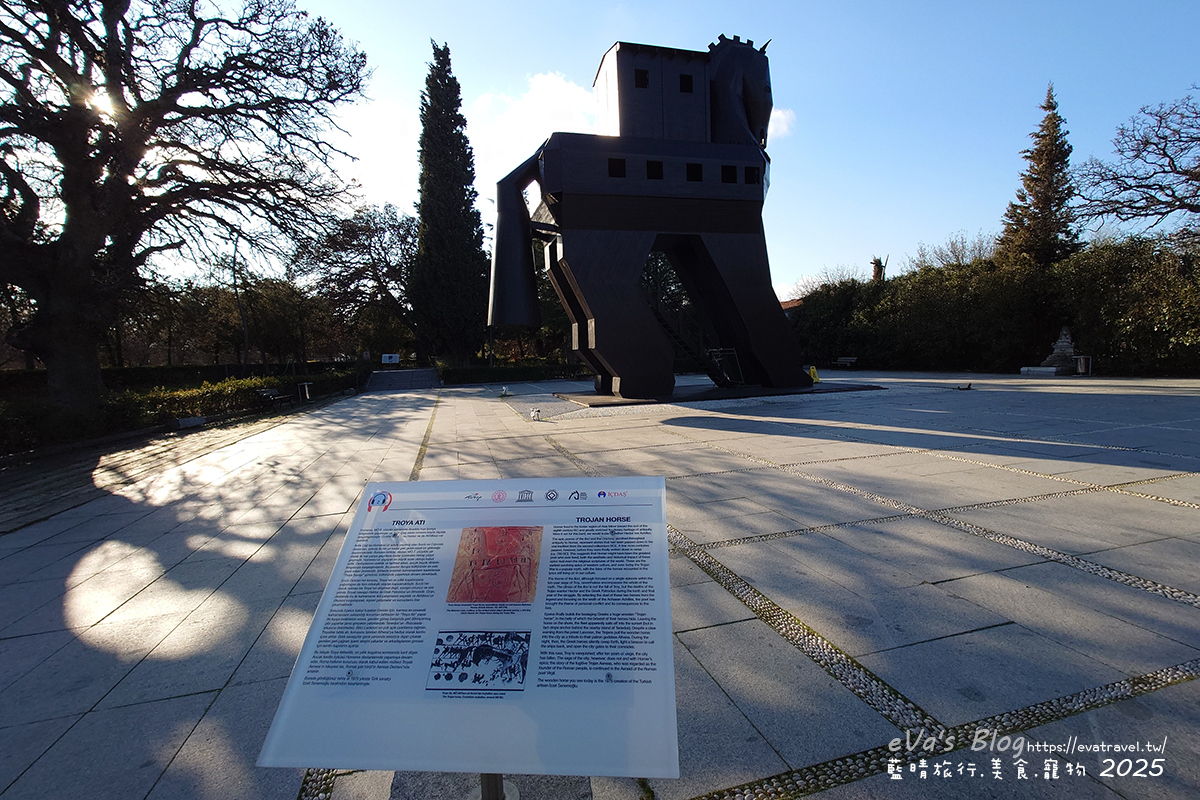 特洛伊木馬模型與解說看板全景，土耳其特洛伊景點代表
