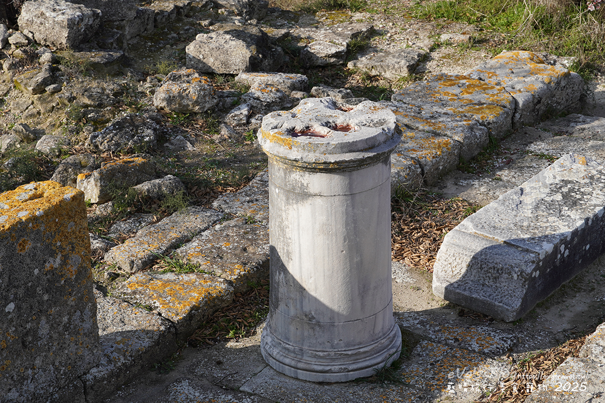 特洛伊 VIII–IX 時期的石柱遺跡特寫，見證古城建築風貌