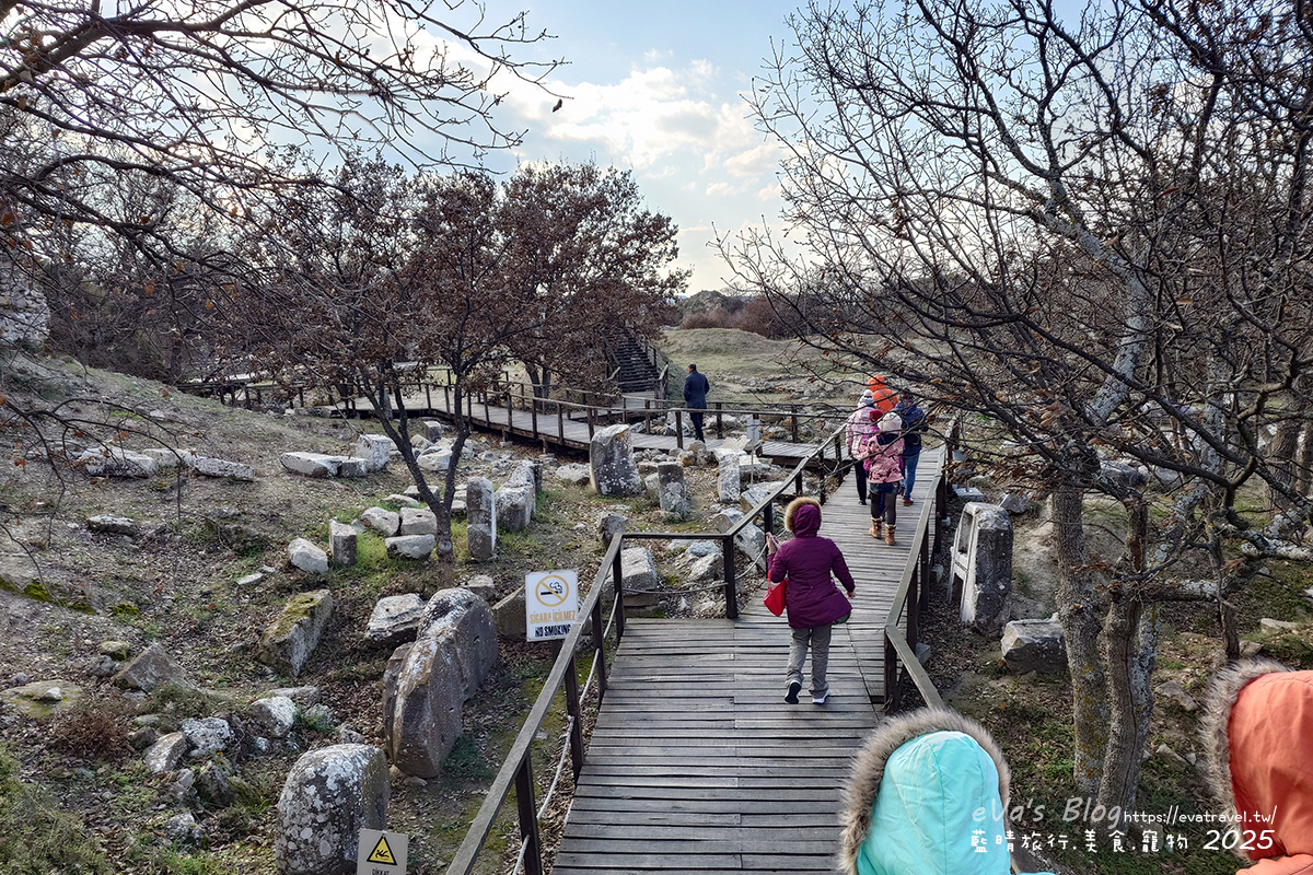 特洛伊神廟路線上的石柱與碎石殘跡