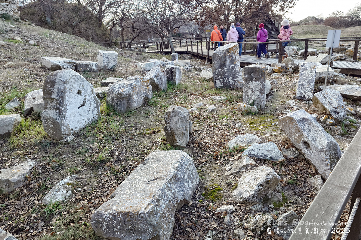 沿途可見散落的古代石柱與建築碎塊
