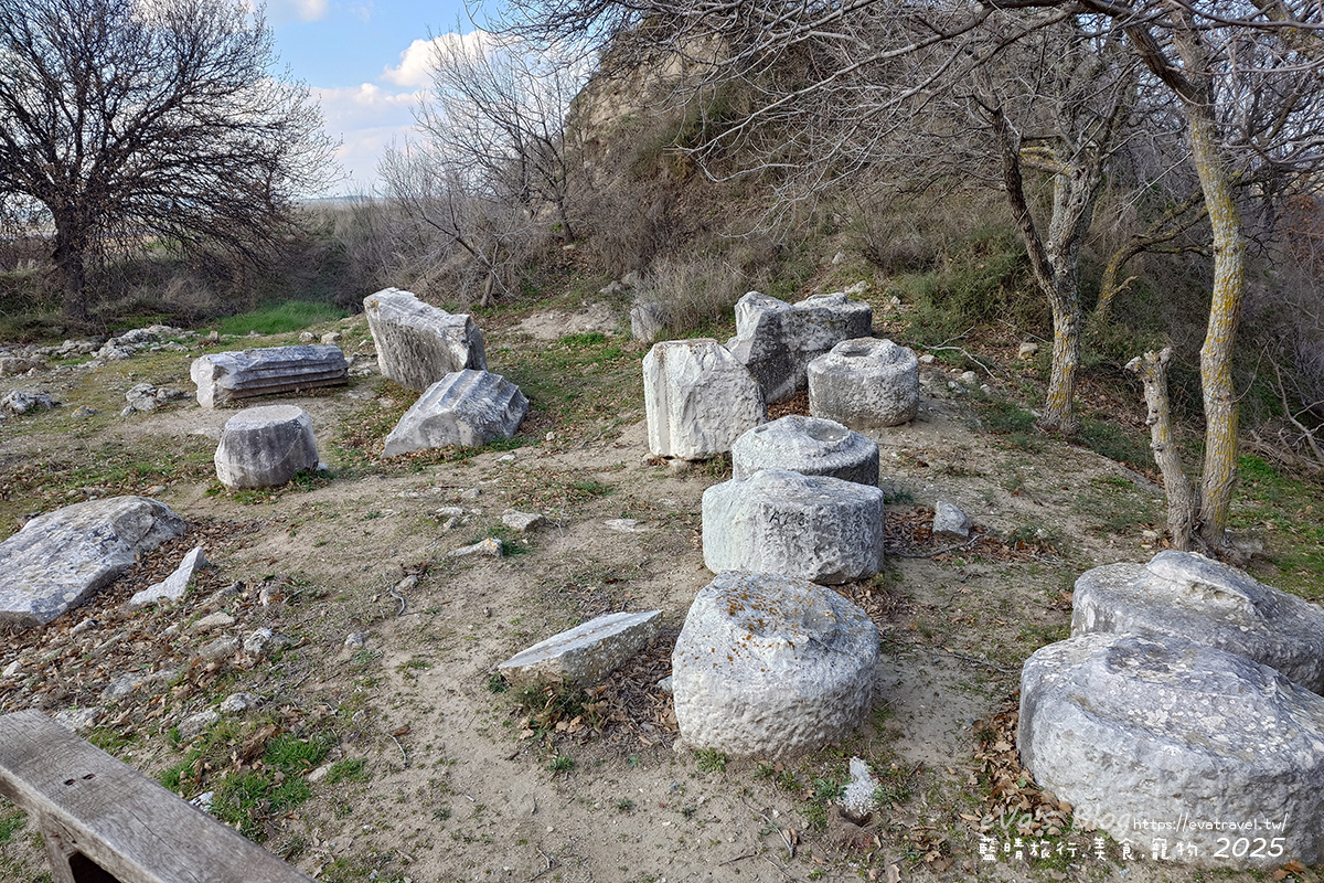 近距離觀察特洛伊遺址石塊分布，沿路充滿歷史痕跡