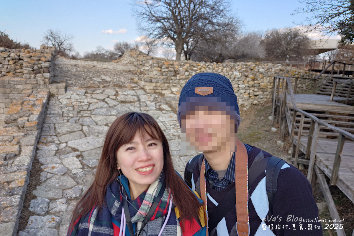 我們在特洛伊 II 的石板坡道上拍照，親身感受神話遺跡的氛圍