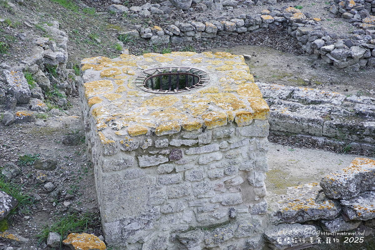 特洛伊遺址的神殿區周邊圍牆結構，呈現古代城邦的宗教與建築特色