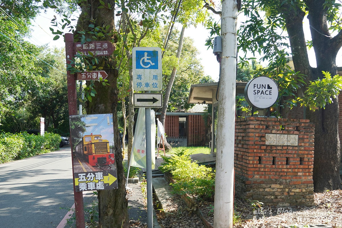 高雄橋頭糖廠五分車乘車處指示標誌牌
