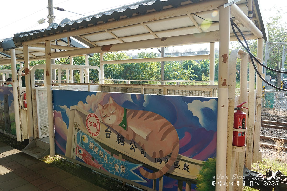高雄五分車車身彩繪：捷運站長蜜柑在台糖建築前午睡
