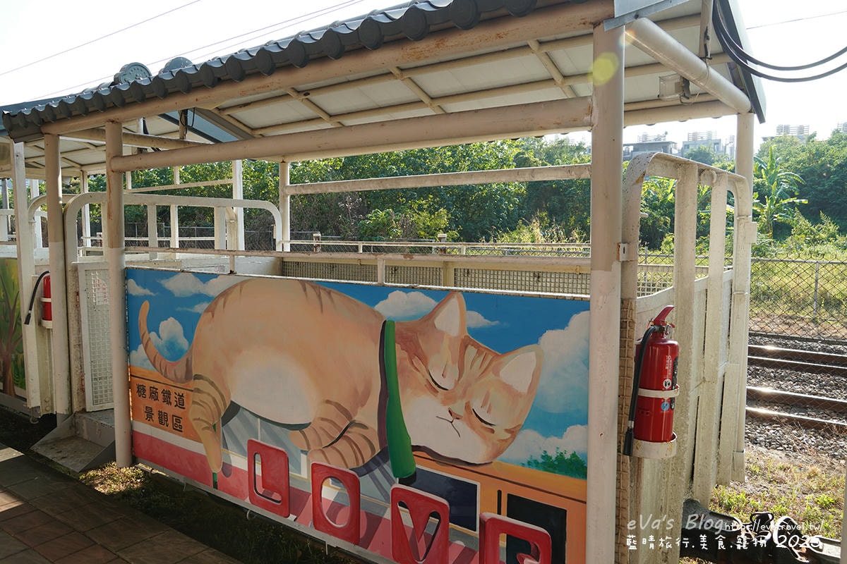 高雄五分車車身彩繪：蜜柑與 LOVE 字樣插畫