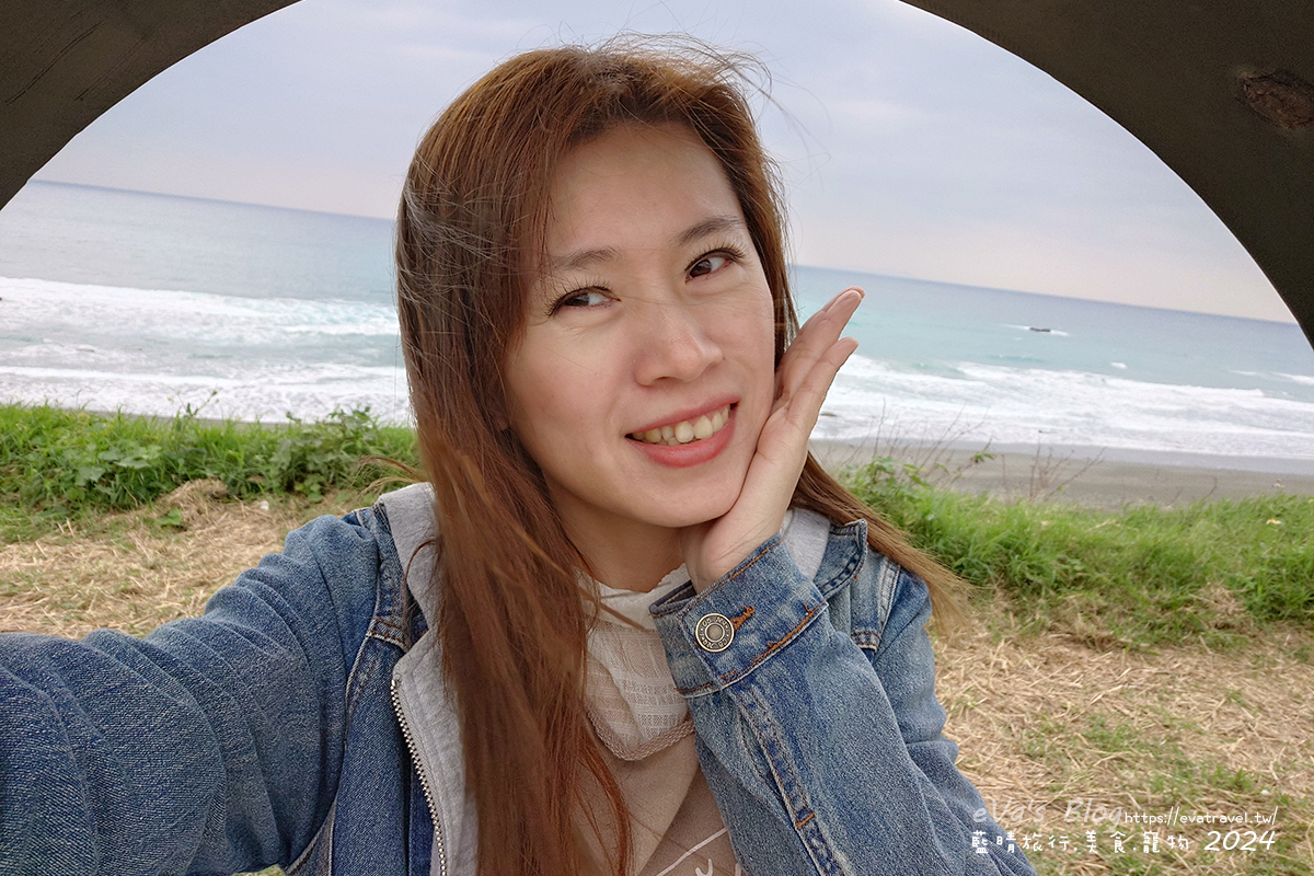 個人自拍於海景鞦韆亭，背後是美麗大海1