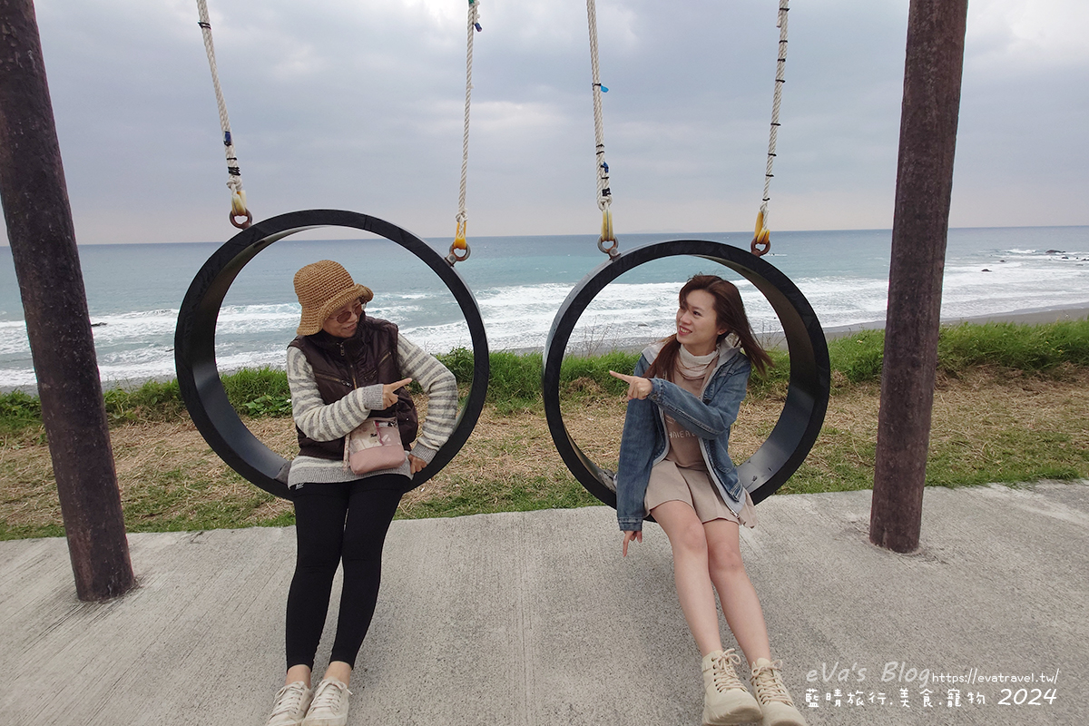 我與媽媽於海景鞦韆亭互動合照1