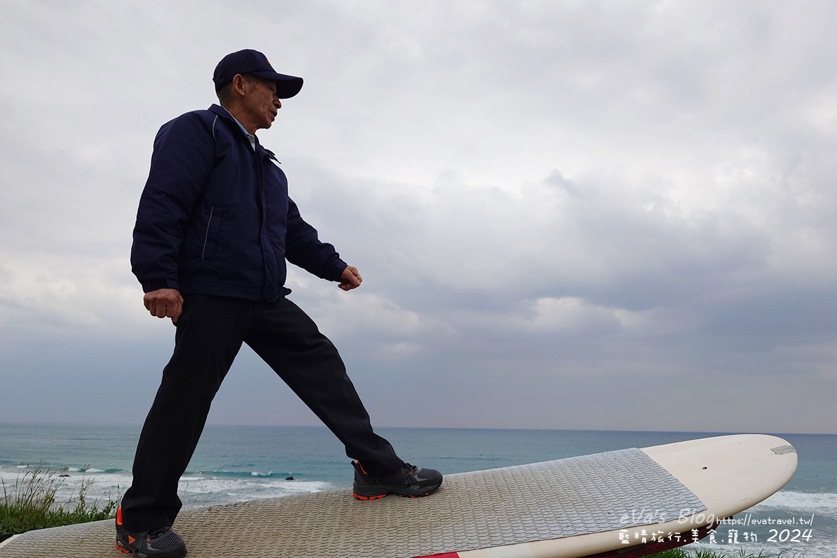 我爸爸在衝浪板上拍攝衝浪姿勢