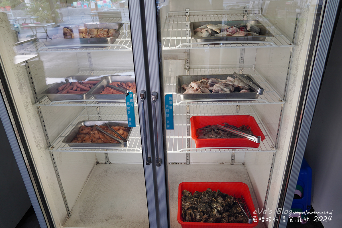冰箱內海鮮與加工肉品實拍：含鮮蚵與鯖魚