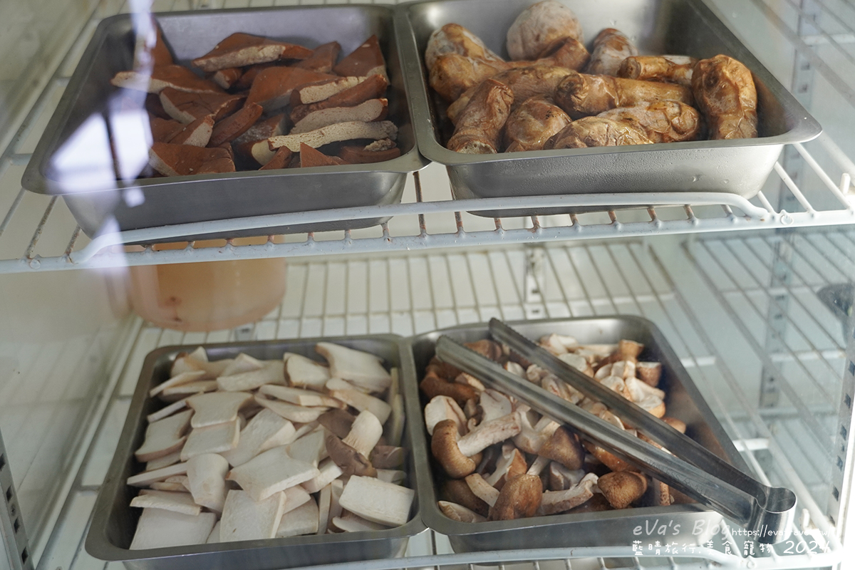 豆干、杏鮑菇與香菇等蔬菜特寫照片