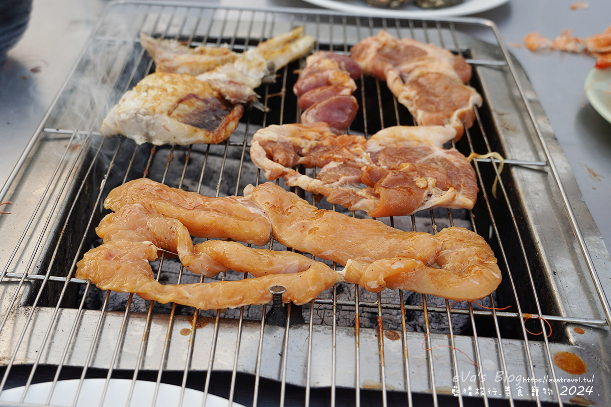 【小琉球露天烤肉】筑安心燒物吃到飽|鮮蚵無限供應、熟食飲料隨你拿!平價炭火燒肉推薦。小琉球燒烤 - 第50張圖