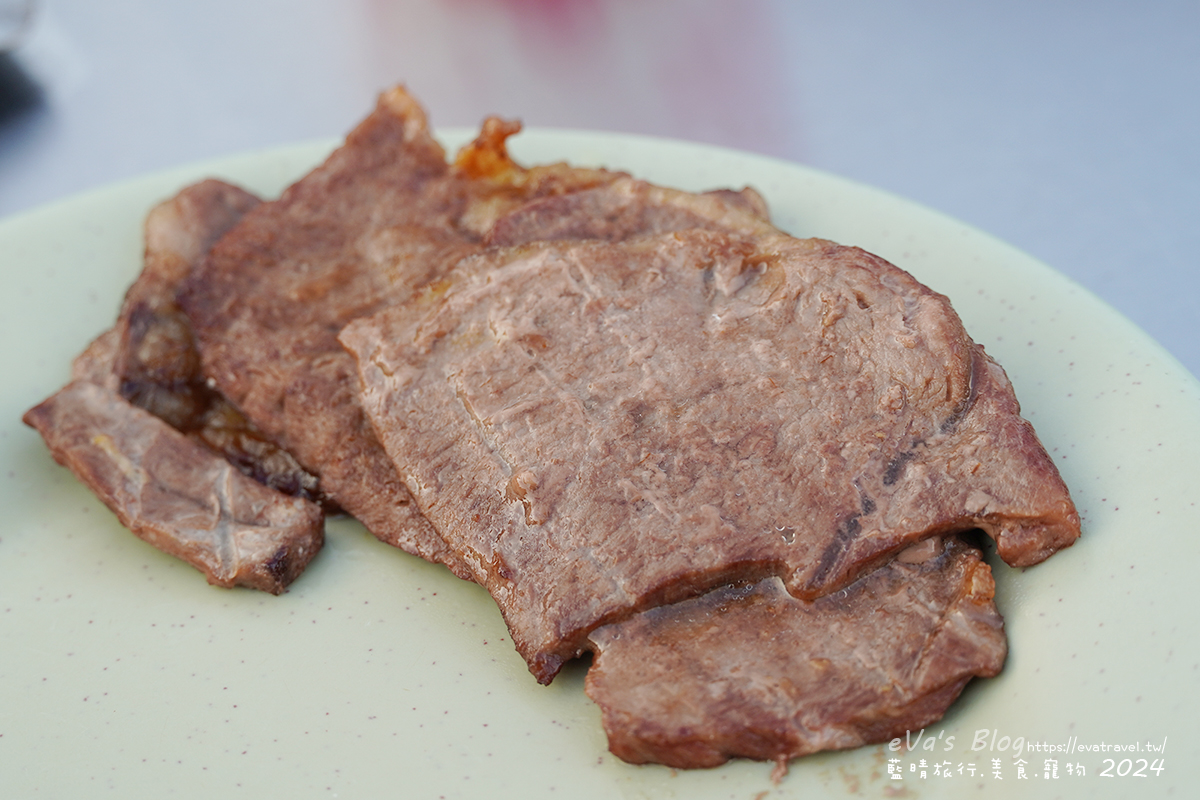 烤熟牛肉盛盤近拍特寫
