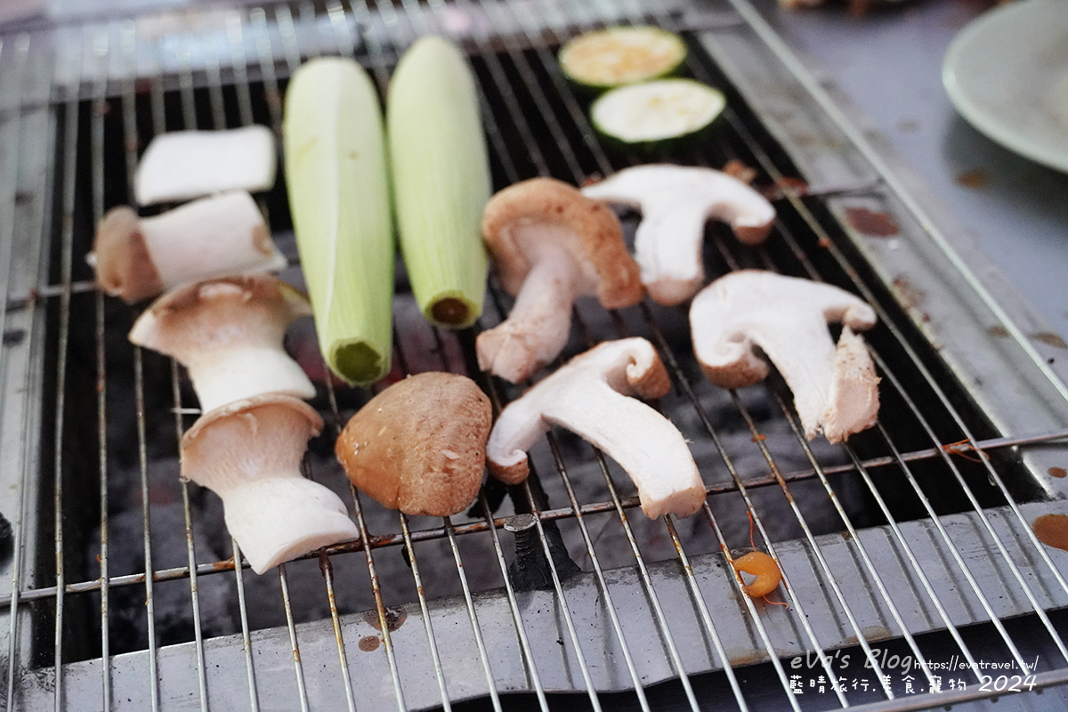 【小琉球露天烤肉】筑安心燒物吃到飽|鮮蚵無限供應、熟食飲料隨你拿!平價炭火燒肉推薦。小琉球燒烤 - 第60張圖