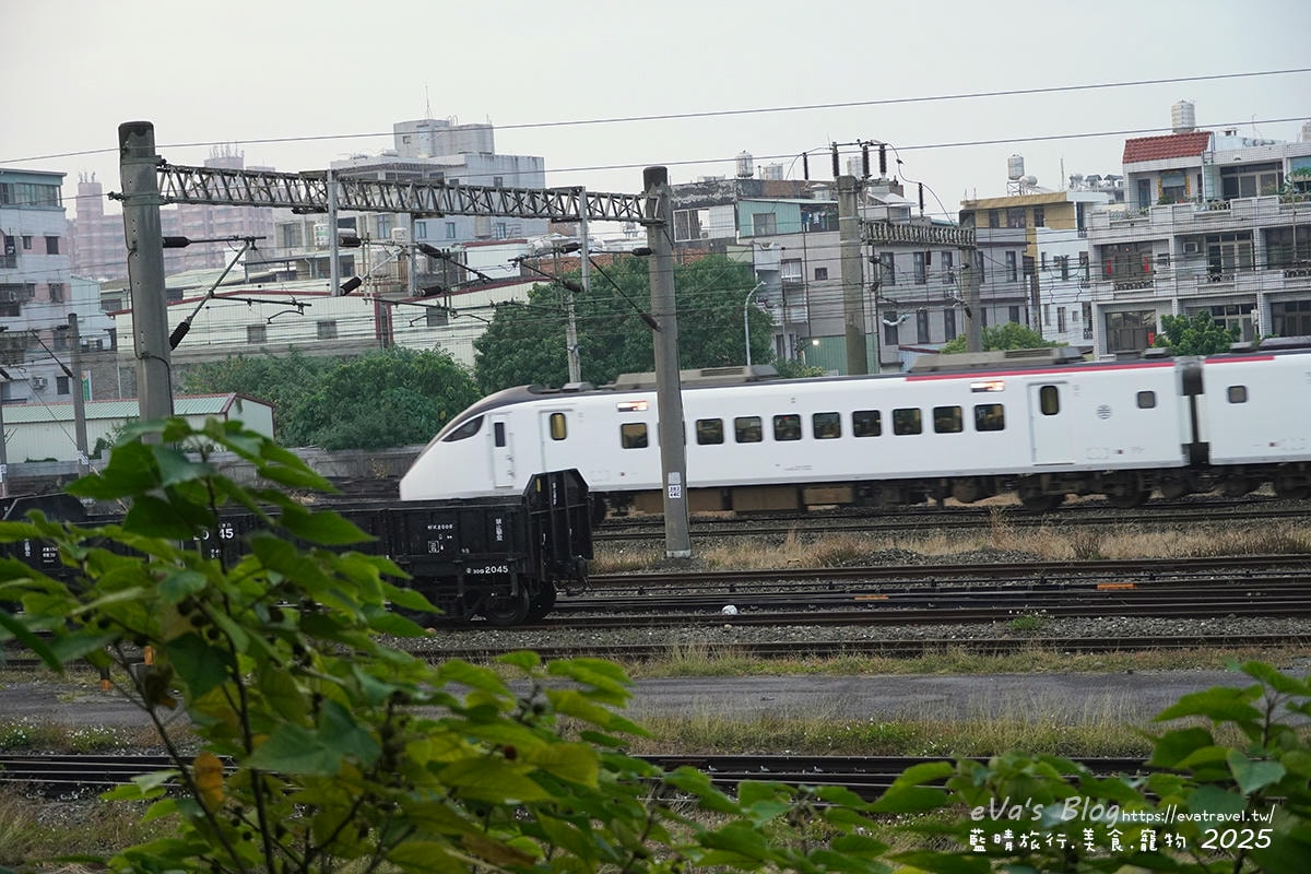 高雄民宿陽台可見捷運行駛畫面，便利交通地理位置