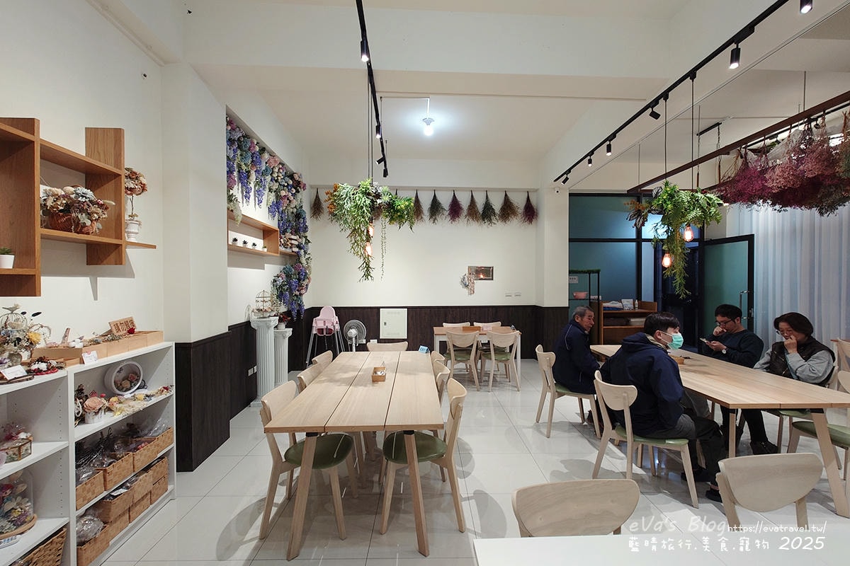 花藝打卡區另一視角，早餐環境溫馨美感