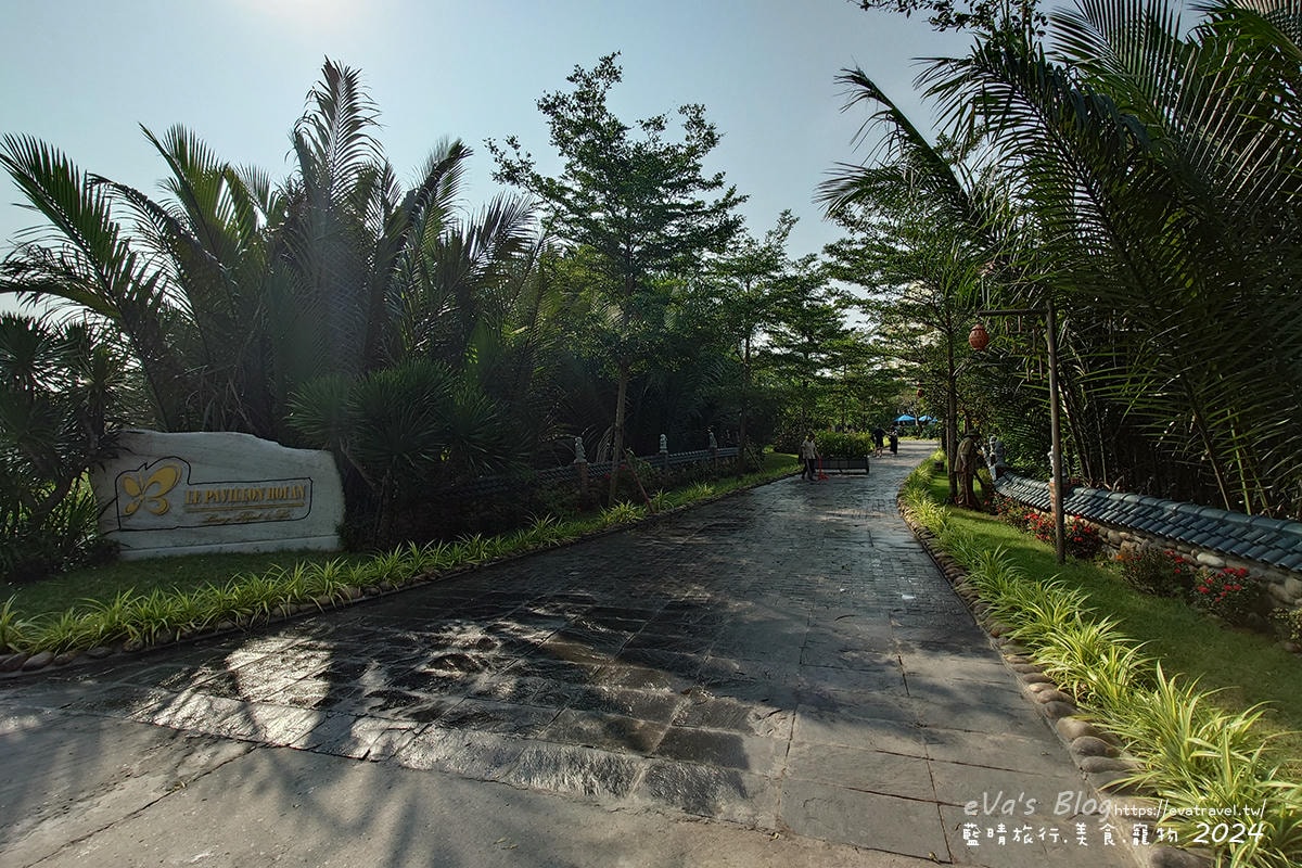 下車後走入 Le Pavillon Hoi An 飯店庭園入口