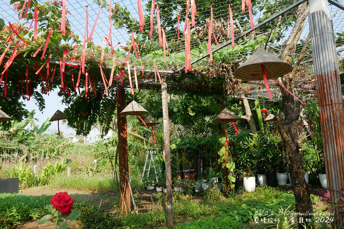 Le Pavillon Hoi An 蔬菜區掛滿越南草帽的裝飾