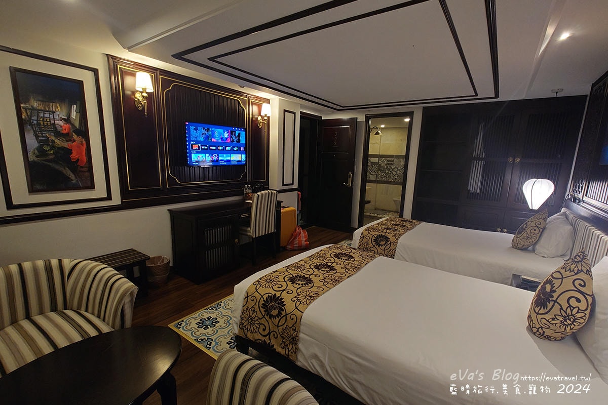 會安 Le Pavillon 雙人房從角落望向房門的格局設計