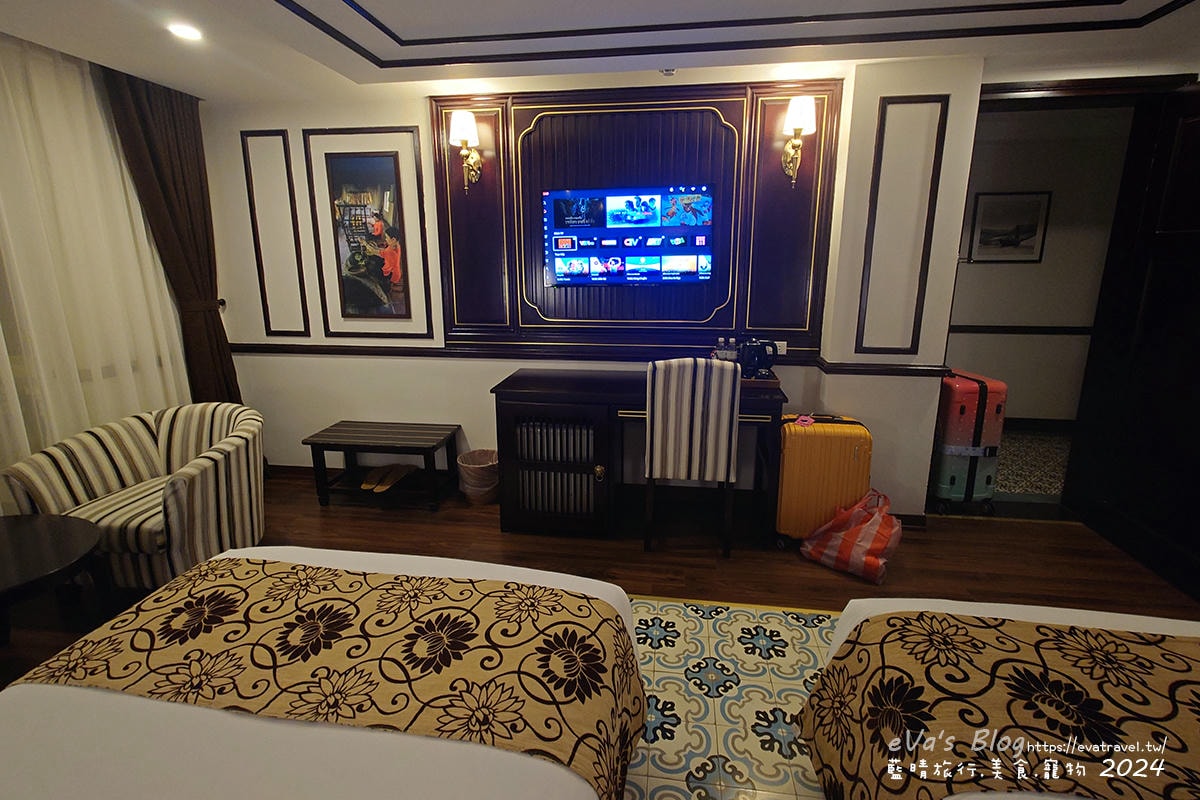 Le Pavillon 雙人房從床頭望向床尾與電視牆的房間配置