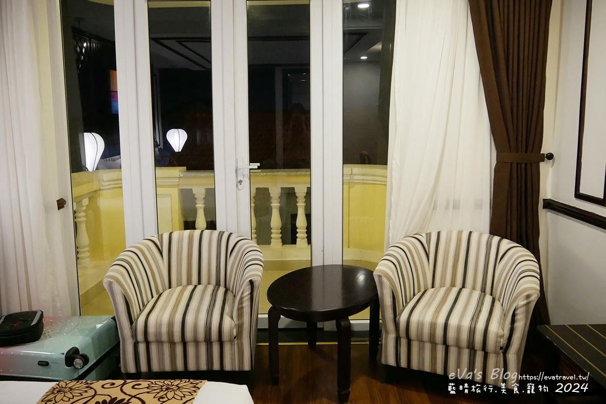 Le Pavillon 雙人房附設沙發與通往陽台的設計