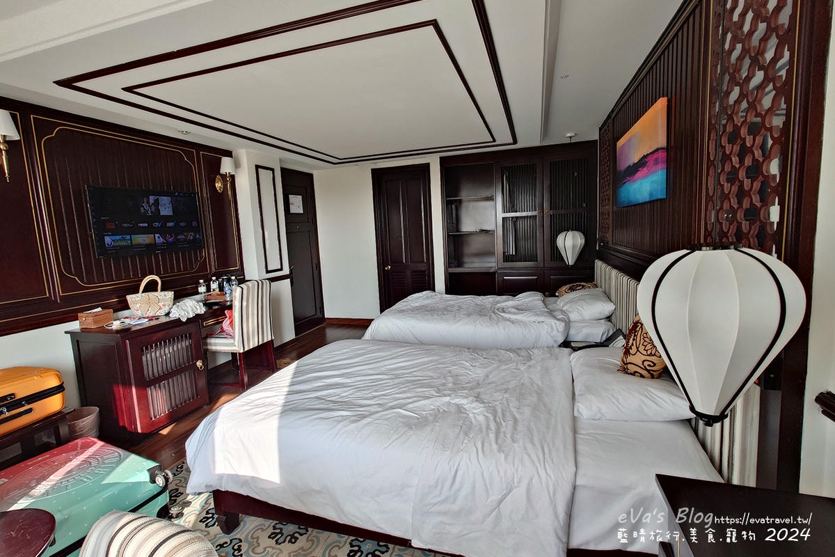 Le Pavillon 雙人房白天從角落望向房門的格局展示