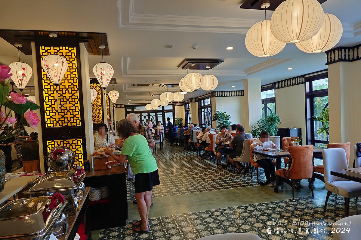 Le Pavillon 飯店餐廳內四人方桌用餐座位區