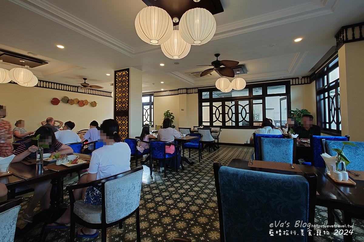 會安 Le Pavillon 餐廳內多人大桌用餐區一景