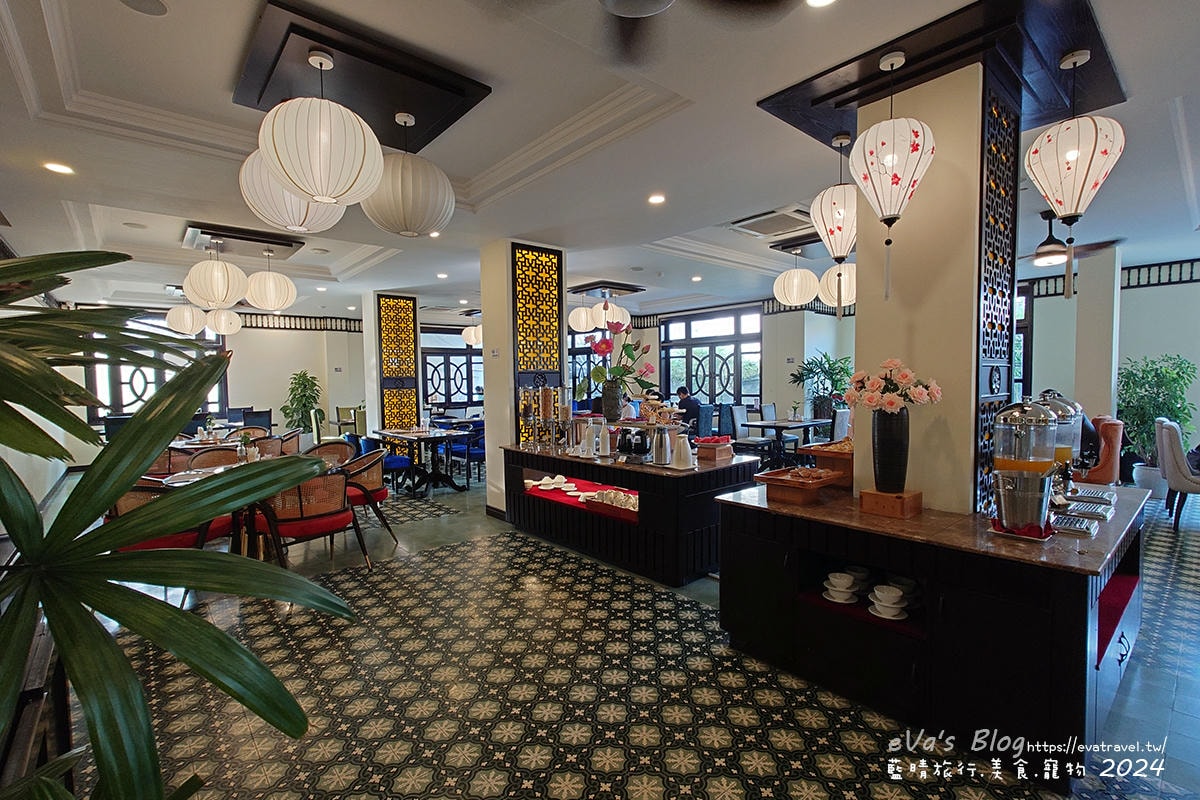Le Pavillon Hoi An 早餐取餐區一隅，整齊陳列的自助餐檯與明亮空間