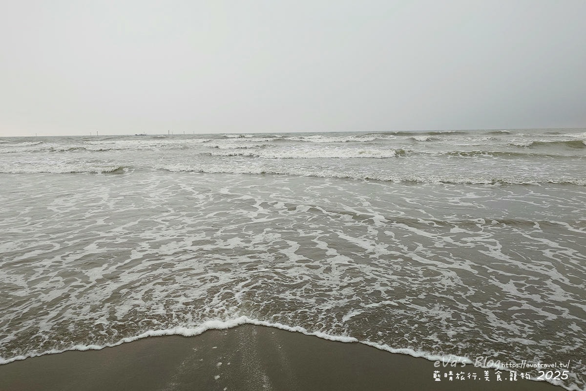 【2025通霄沙雕藝術節】通霄海水浴場|永續和平主題免費入場,一起逍遙沙城賞沙雕、玩海灘。苗栗海邊 - 第79張圖 通霄海水浴場大海景色|美景盡收眼底