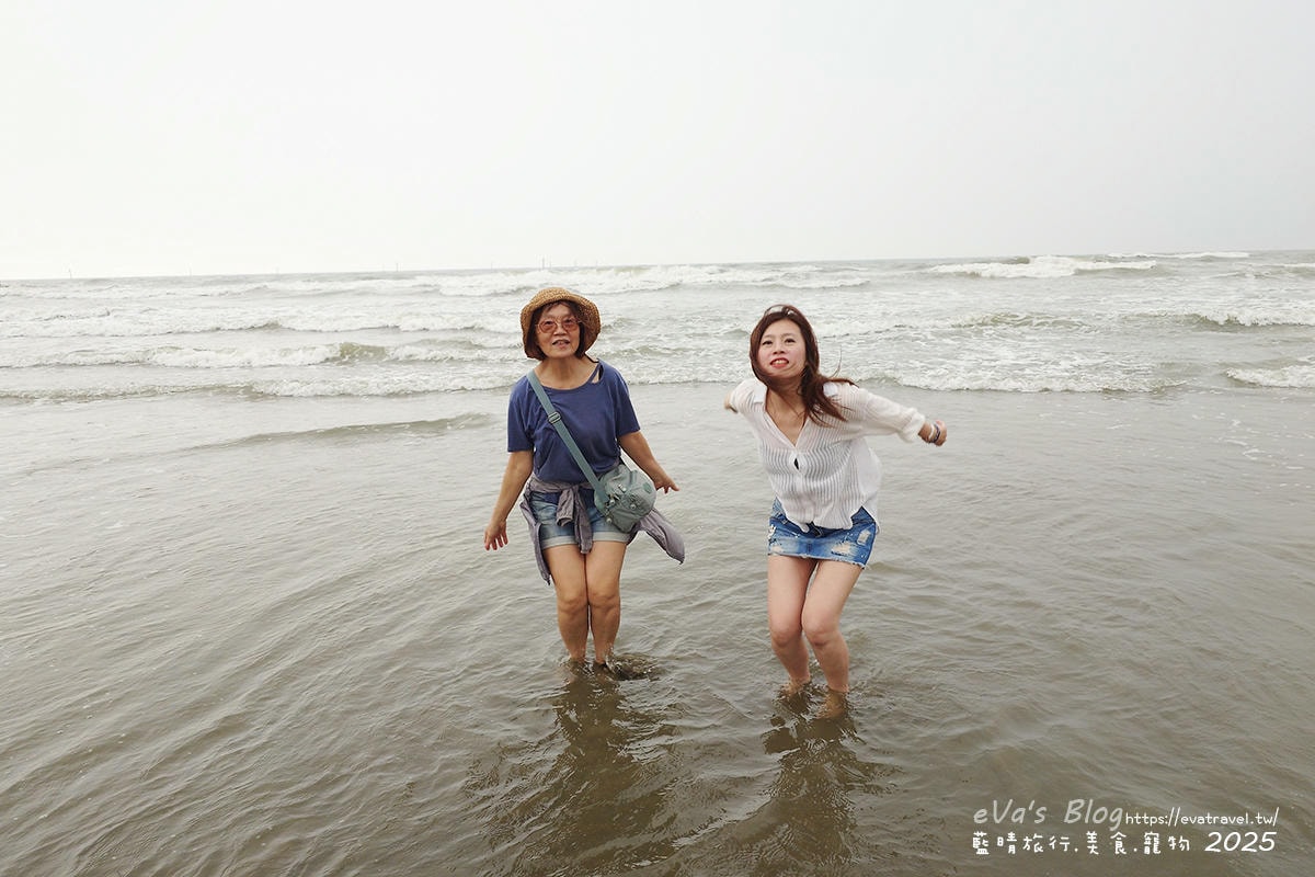 與媽媽在通霄海中準備跳躍合照，捕捉旅行中的歡樂瞬間