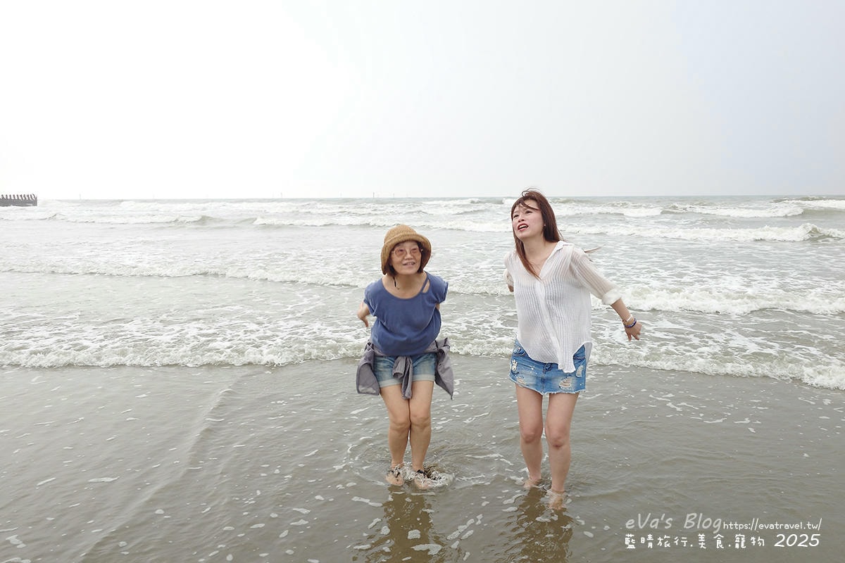 再次與媽媽於海中準備跳躍合影，旅行回憶中的趣味畫面