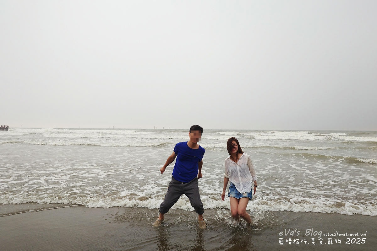 與老公一起於海浪中預備跳拍的瞬間，紀錄浪漫旅程