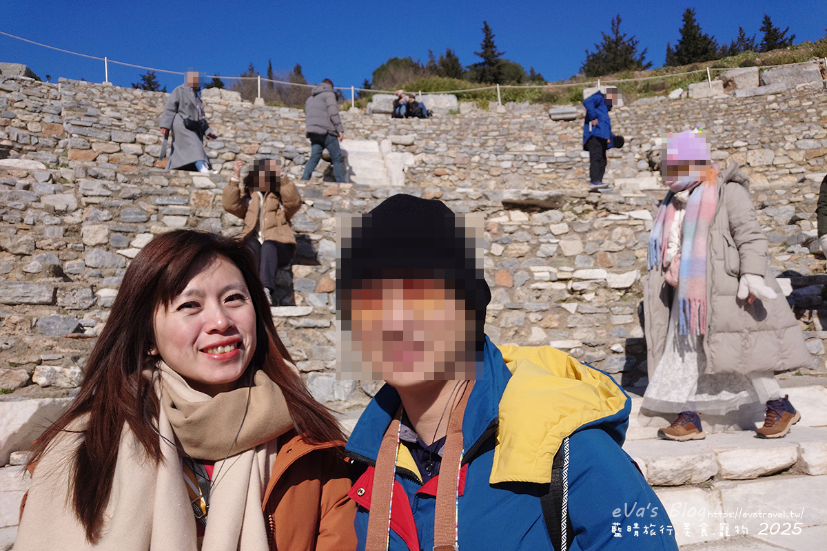 我和老公在艾菲索斯古城議事廳拍攝合照，背景為古代階梯遺跡