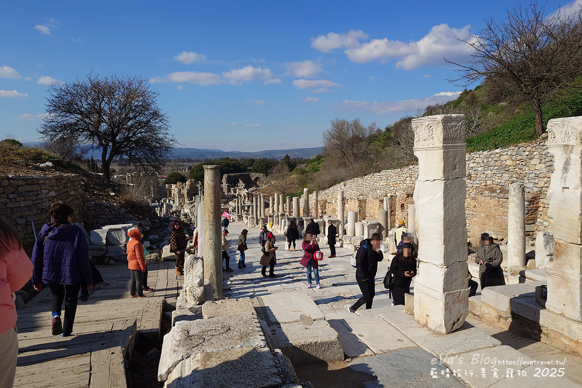 艾菲索斯古城祭司街（Curetes Street）主街道遺跡，古羅馬石板路與雕刻柱