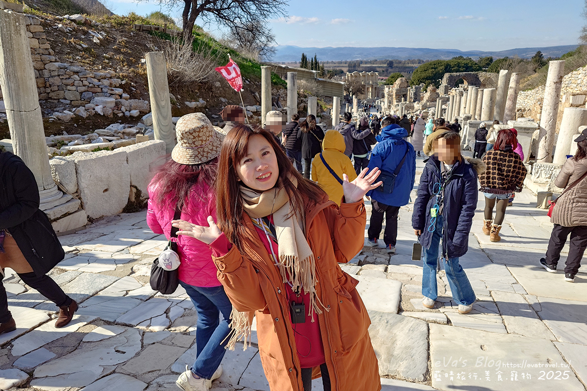 遊客在祭司街拍照，街道人來人往展現旅遊熱鬧氣氛