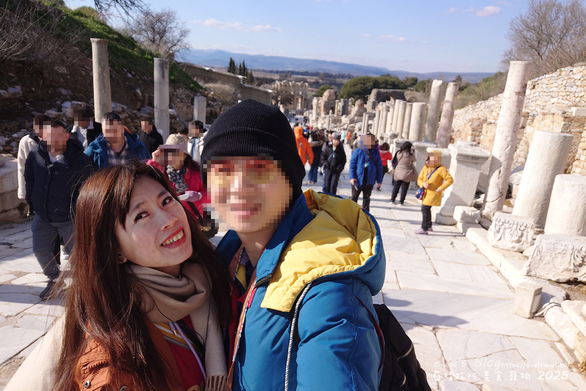 我和老公在艾菲索斯古城祭司街合影，捕捉旅行美好時刻