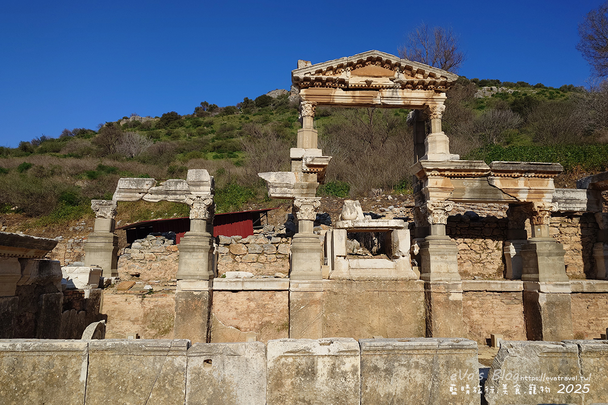 艾菲索斯古城特拉揚噴泉遺跡（Nymphaeum Traiani）全景，展現古羅馬水利建築風采